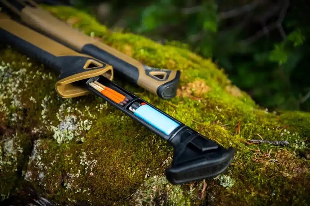 GERBER BUSHCRAFT fejsze, coyote (1059849) zombivadászathoz, erdőben