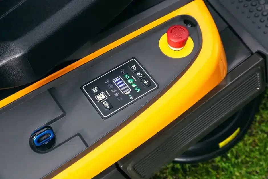 STIGA SWIFT 372e Akkumulátoros Fűgyűjtős Fűnyíró Traktor 2000m2 ajánlott
