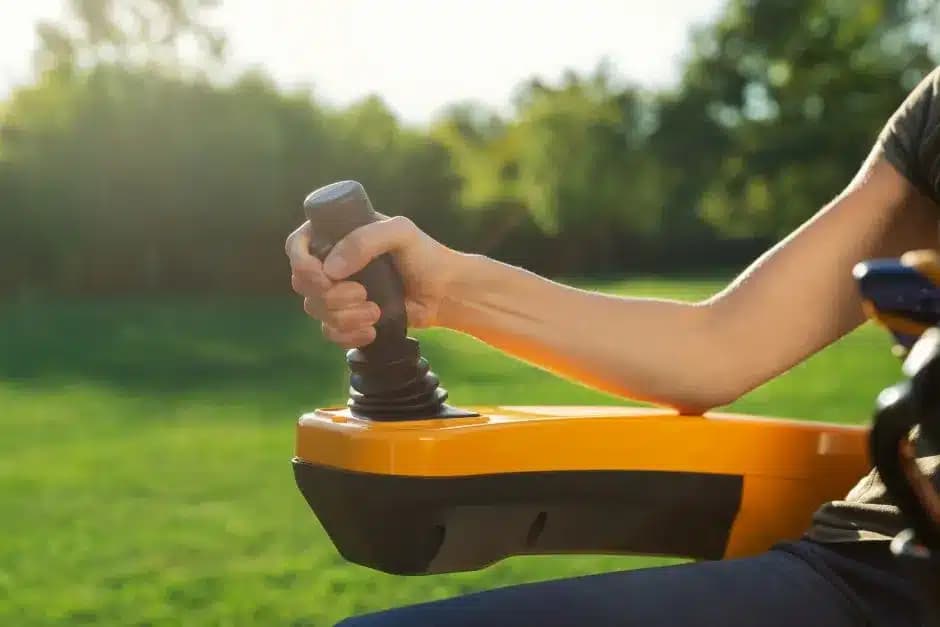 STIGA GYRO 900e Akár 13.000 m² egyetlen töltéssel helyben forduló akkumulátoros fűnyíró traktor