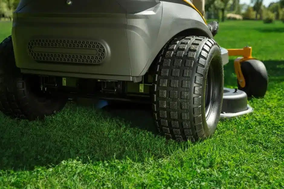 STIGA GYRO 900e Akár 13.000 m² egyetlen töltéssel helyben forduló akkumulátoros fűnyíró traktor