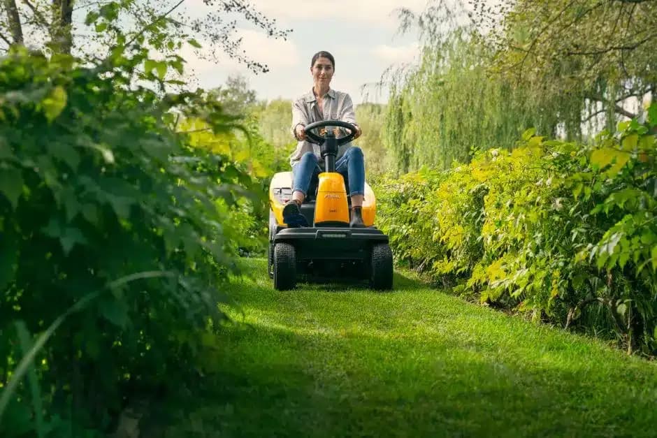 STIGA SWIFT 372e Akkumulátoros Fűgyűjtős Fűnyíró Traktor 2000m2 ajánlott