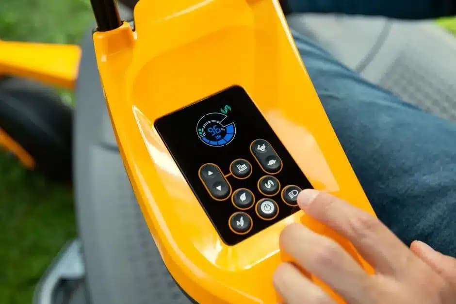 STIGA GYRO 900e Akár 13.000 m² egyetlen töltéssel helyben forduló akkumulátoros fűnyíró traktor